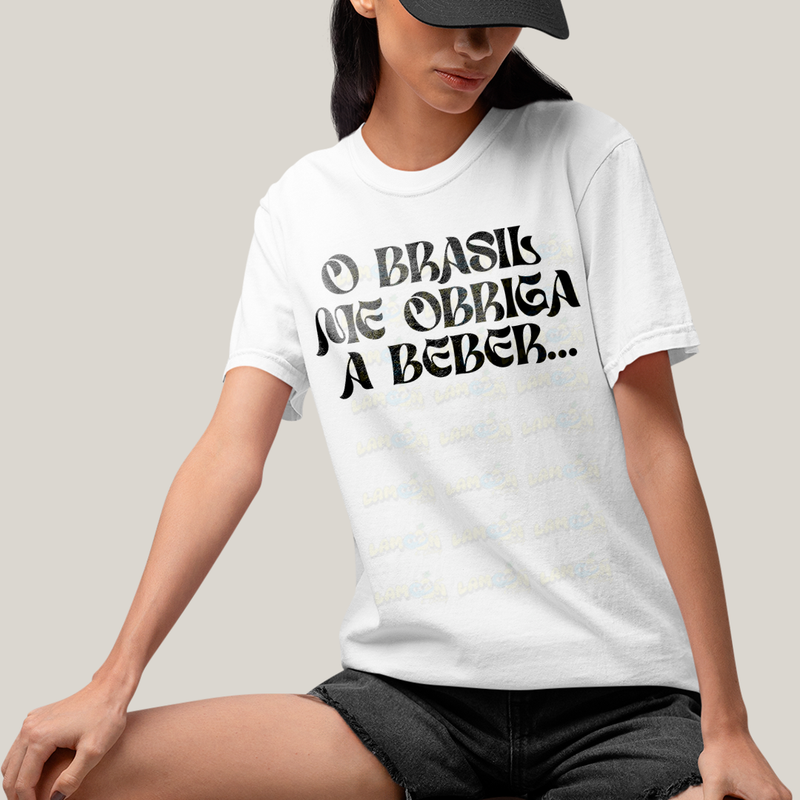 Camiseta Algodão Unissex T shirt O Brasil me Obriga a Beber