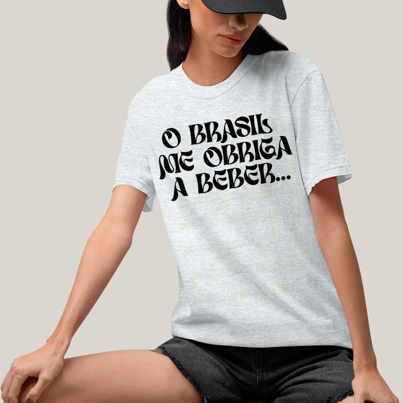 Camiseta Algodão Unissex T shirt O Brasil me Obriga a Beber