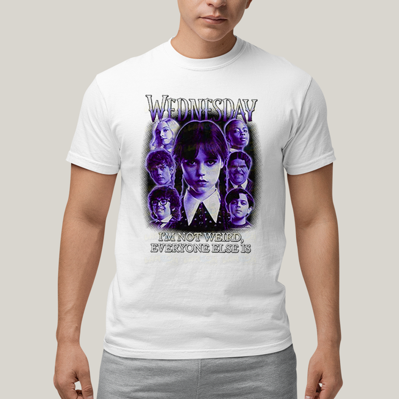 Camiseta Algodão Unissex T shirt Wandinha Roxo Wednesday Eu Não Sou Estranho, Todo Mundo é