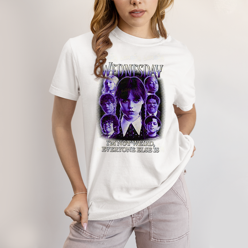 Camiseta Algodão Unissex T shirt Wandinha Roxo Wednesday Eu Não Sou Estranho, Todo Mundo é