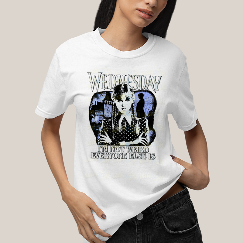 Camiseta Algodão Unissex T shirt Wandinha Wednesday Eu Não Sou Estranho, Todo Mundo é