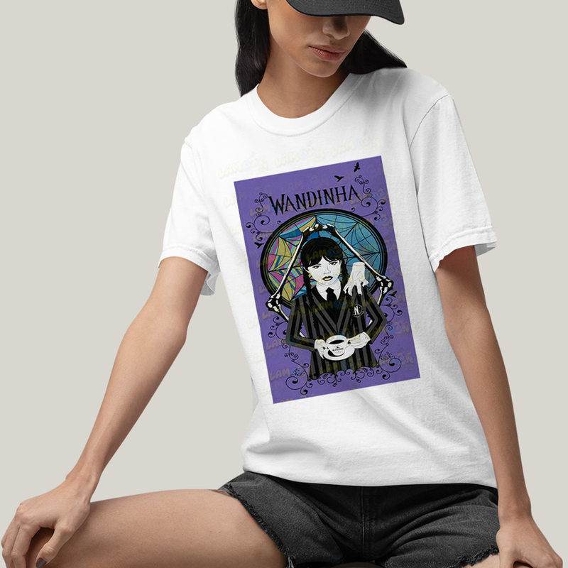 Camiseta Algodão Unissex T shirt Wandinha Fundo Roxo