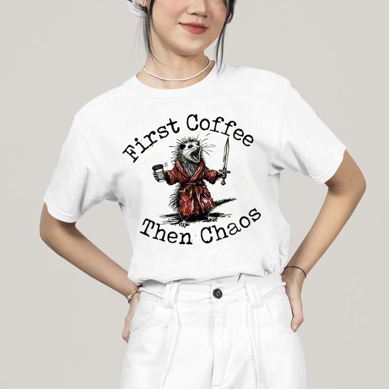 Camiseta Algodão Unissex T shirt Meme Primeiro Café, Depois Caos