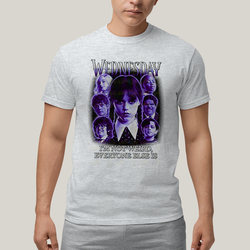 Camiseta Algodão Unissex T shirt Wandinha Roxo Wednesday Eu Não Sou Estranho, Todo Mundo é