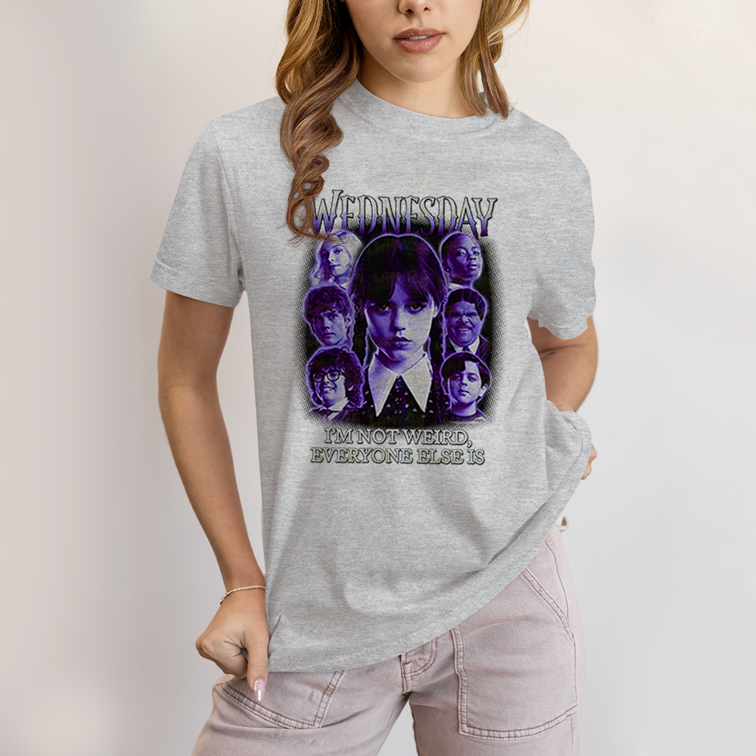 Camiseta Algodão Unissex T shirt Wandinha Roxo Wednesday Eu Não Sou Estranho, Todo Mundo é