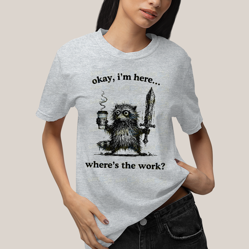 Camiseta Algodão Unissex T shirt Meme Café Ok Estou Aqui, Cadê o Trabalho