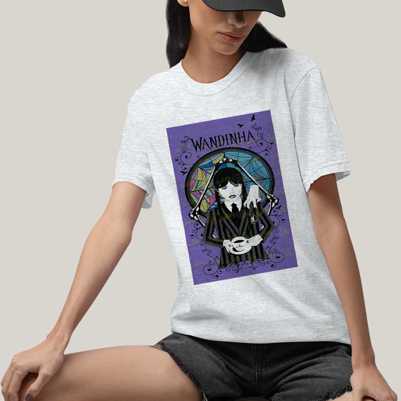 Camiseta Algodão Unissex T shirt Wandinha Fundo Roxo
