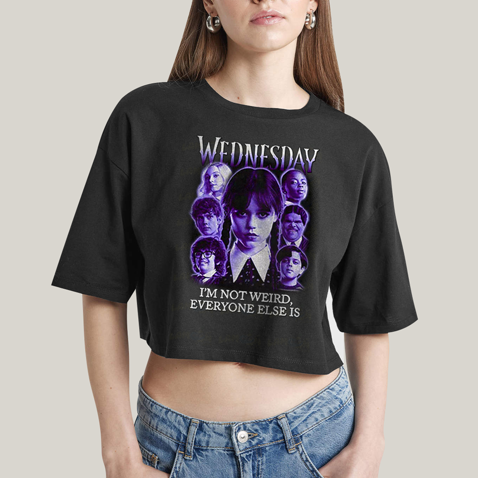 Cropped Oversized Algodão Unissex T shirt Wandinha Roxo Wednesday Eu Não Sou Estranho, Todo Mundo é