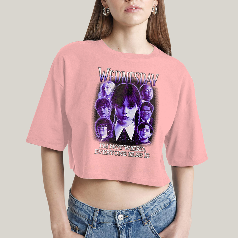Cropped Oversized Algodão Unissex T shirt Wandinha Roxo Wednesday Eu Não Sou Estranho, Todo Mundo é