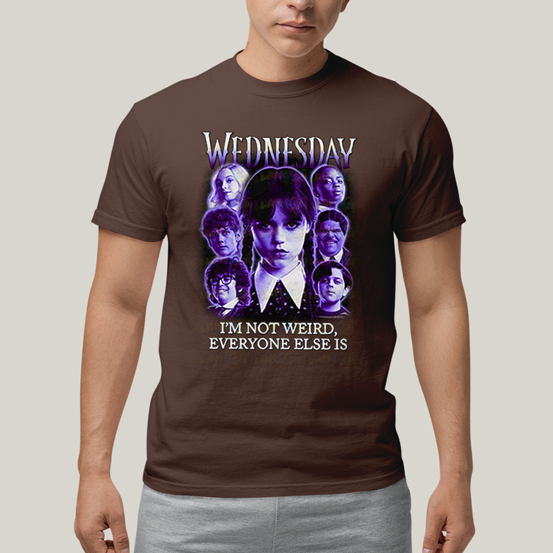 Camiseta Algodão Unissex T shirt Wandinha Roxo Wednesday Eu Não Sou Estranho, Todo Mundo é