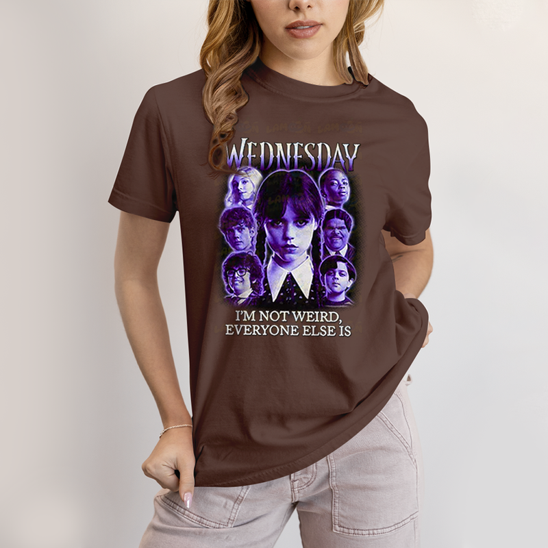Camiseta Algodão Unissex T shirt Wandinha Roxo Wednesday Eu Não Sou Estranho, Todo Mundo é