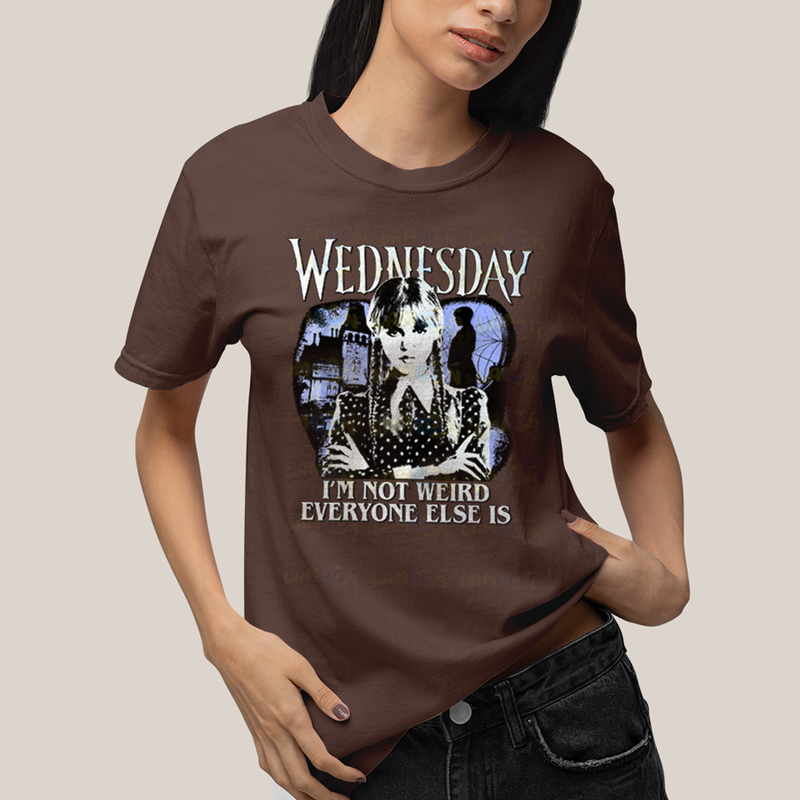 Camiseta Algodão Unissex T shirt Wandinha Wednesday Eu Não Sou Estranho, Todo Mundo é