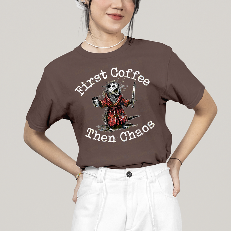 Camiseta Algodão Unissex T shirt Meme Primeiro Café, Depois Caos