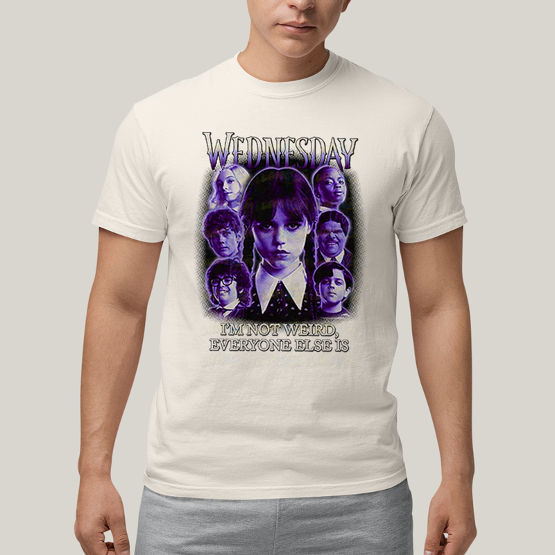 Camiseta Algodão Unissex T shirt Wandinha Roxo Wednesday Eu Não Sou Estranho, Todo Mundo é