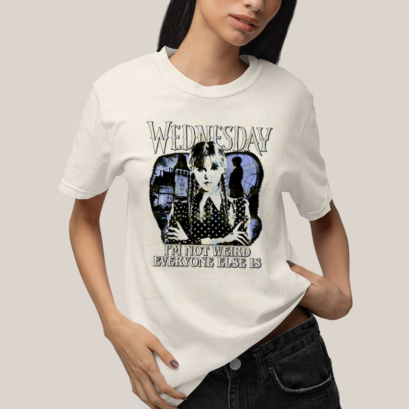 Camiseta Algodão Unissex T shirt Wandinha Wednesday Eu Não Sou Estranho, Todo Mundo é