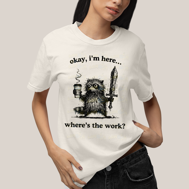 Camiseta Algodão Unissex T shirt Meme Café Ok Estou Aqui, Cadê o Trabalho