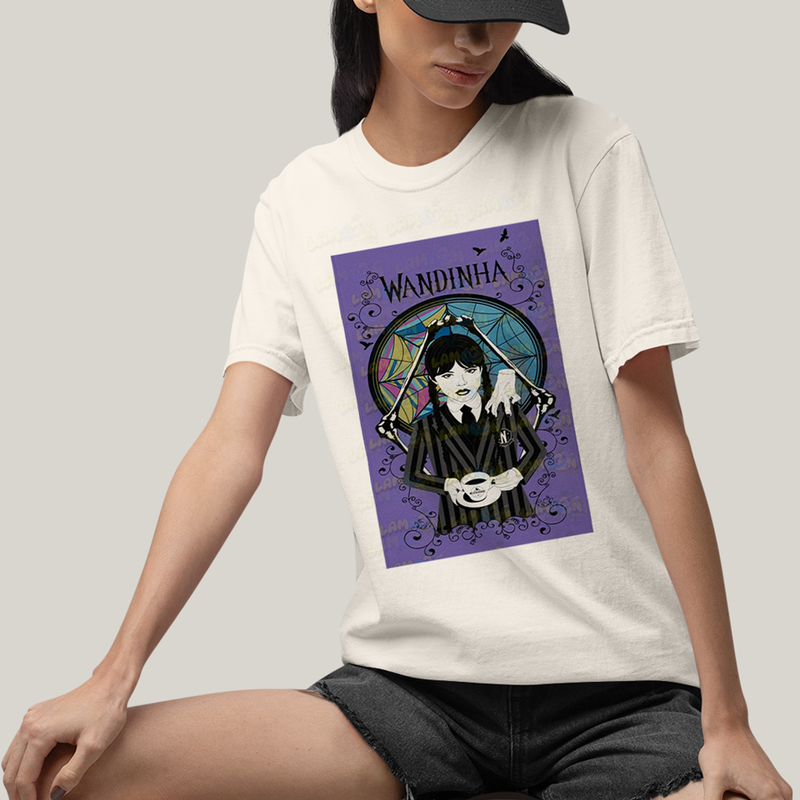 Camiseta Algodão Unissex T shirt Wandinha Fundo Roxo