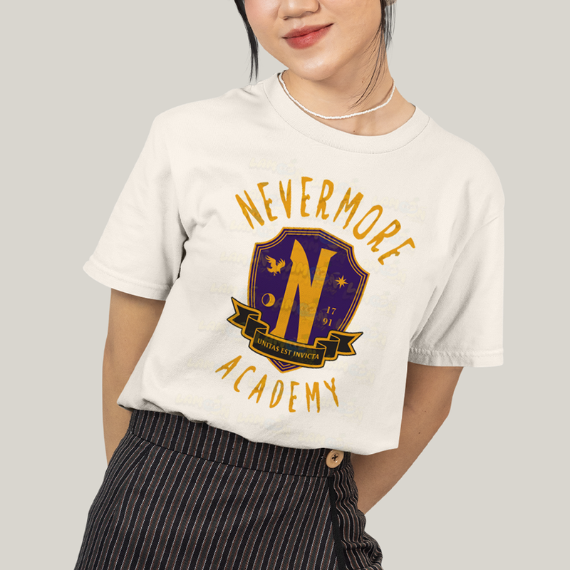 Camiseta Algodão Unissex T shirt Wandinha Unitas Est Invicta Nevermore Academy