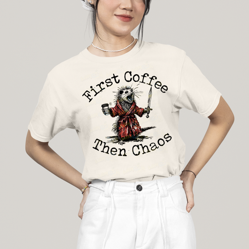 Camiseta Algodão Unissex T shirt Meme Primeiro Café, Depois Caos