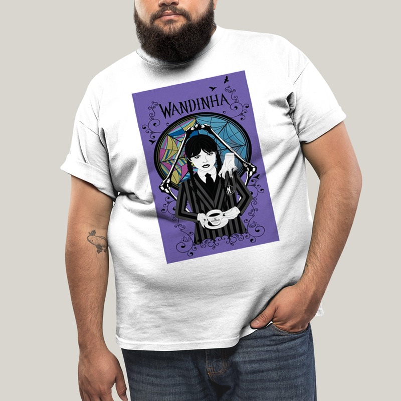 Camiseta Plus Size Algodão Unissex T shirt Wandinha Fundo Roxo
