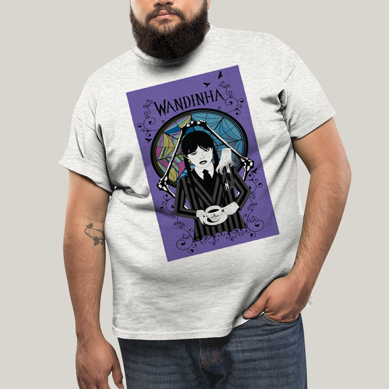 Camiseta Plus Size Algodão Unissex T shirt Wandinha Fundo Roxo