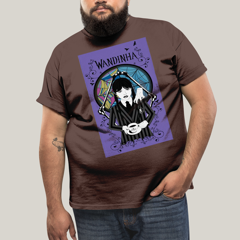 Camiseta Plus Size Algodão Unissex T shirt Wandinha Fundo Roxo