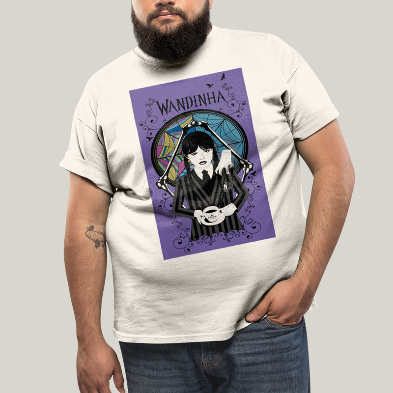 Camiseta Plus Size Algodão Unissex T shirt Wandinha Fundo Roxo