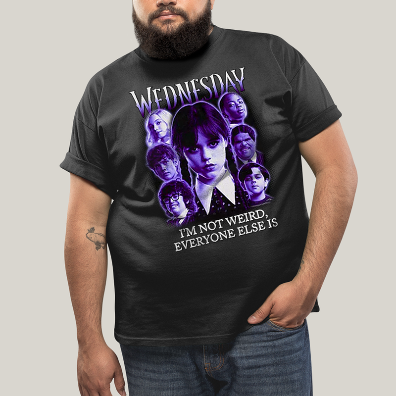 Camiseta Plus Size Algodão Unissex T shirt Wandinha Roxo Wednesday Eu Não Sou Estranho, Todo Mundo é