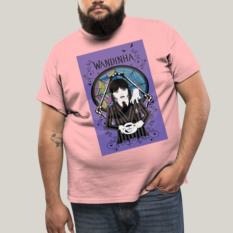 Camiseta Plus Size Algodão Unissex T shirt Wandinha Fundo Roxo
