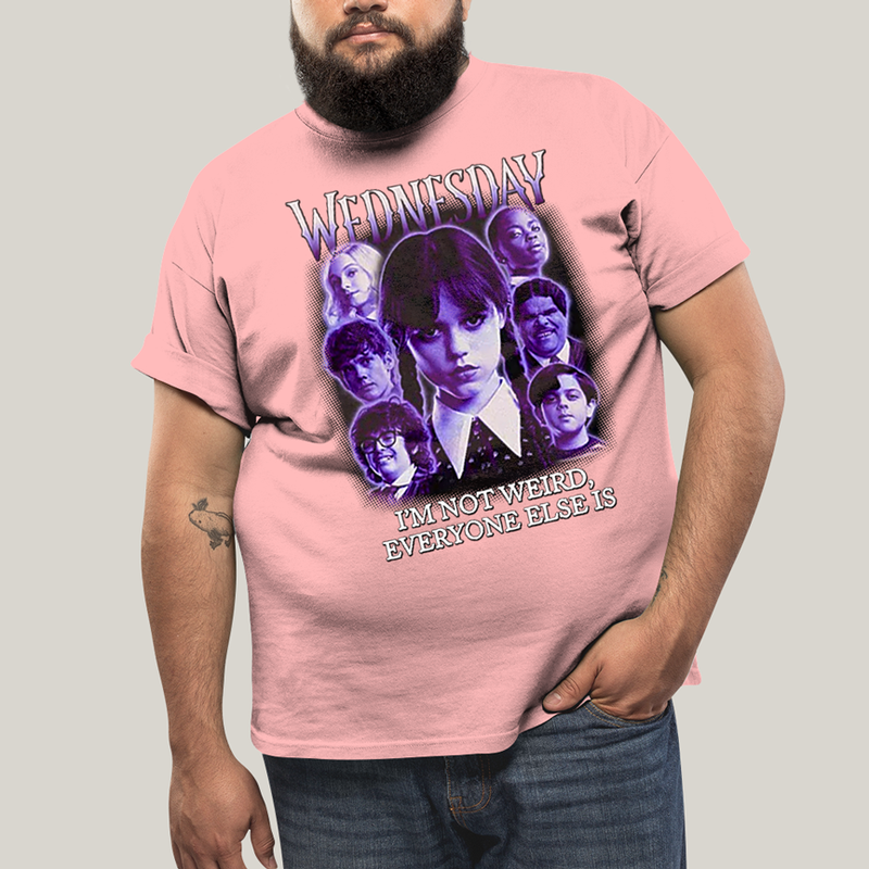 Camiseta Plus Size Algodão Unissex T shirt Wandinha Roxo Wednesday Eu Não Sou Estranho, Todo Mundo é