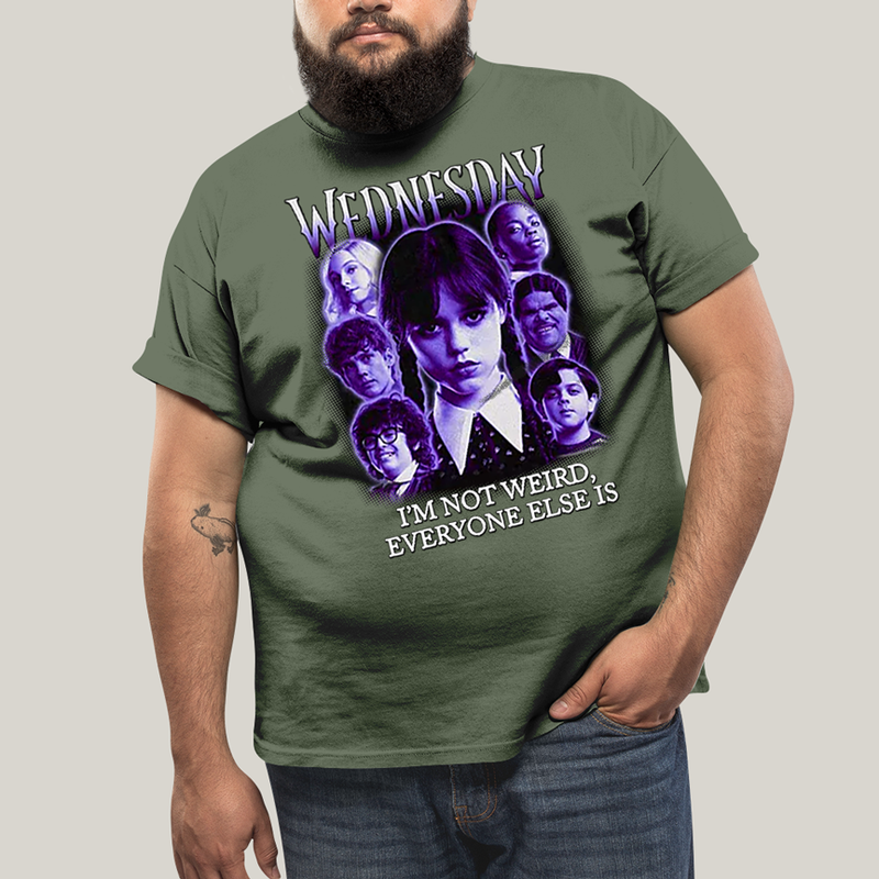 Camiseta Plus Size Algodão Unissex T shirt Wandinha Roxo Wednesday Eu Não Sou Estranho, Todo Mundo é