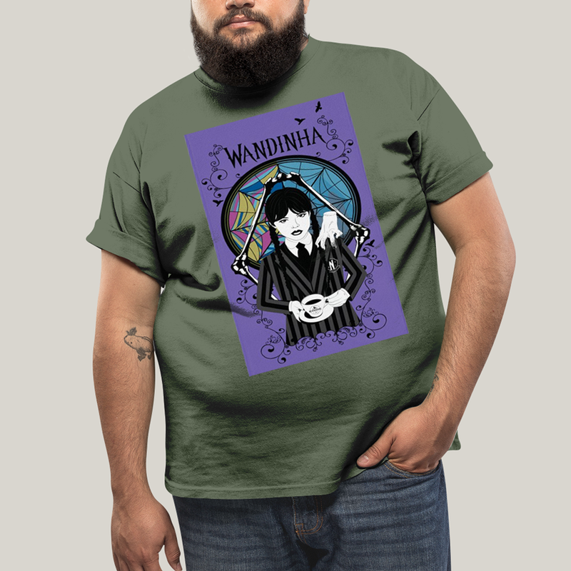 Camiseta Plus Size Algodão Unissex T shirt Wandinha Fundo Roxo