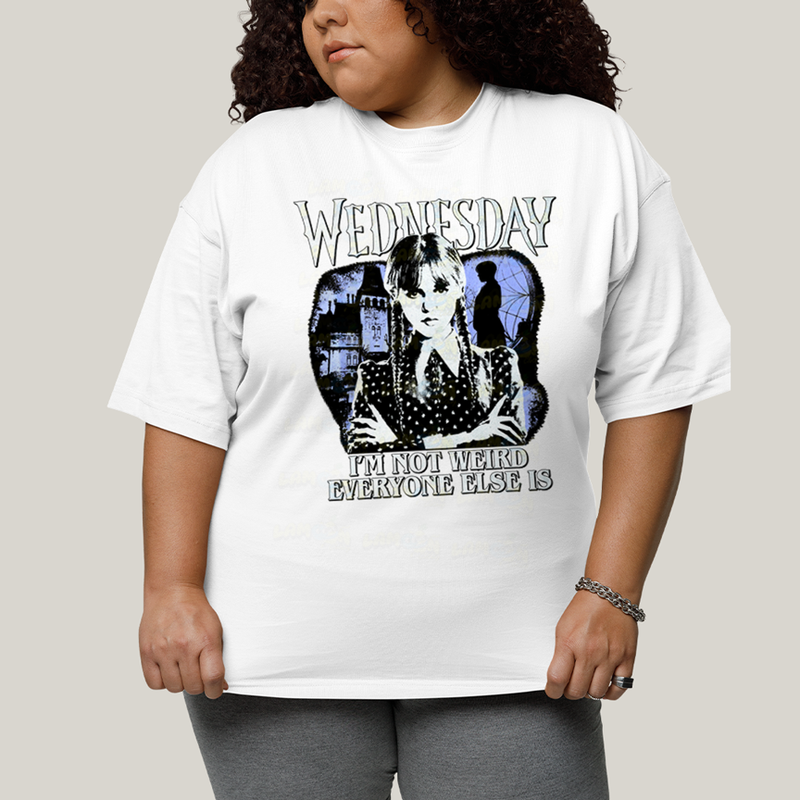Camiseta Plus Size Algodão Unissex T shirt Wandinha Wednesday Eu Não Sou Estranho, Todo Mundo é