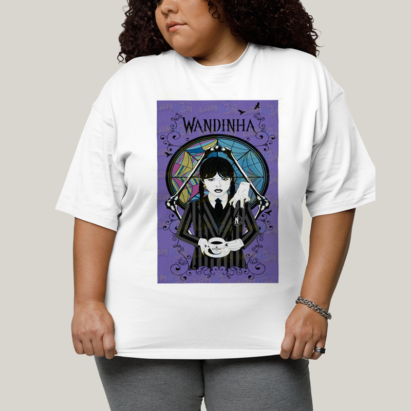 Camiseta Plus Size Algodão Unissex T shirt Wandinha Fundo Roxo