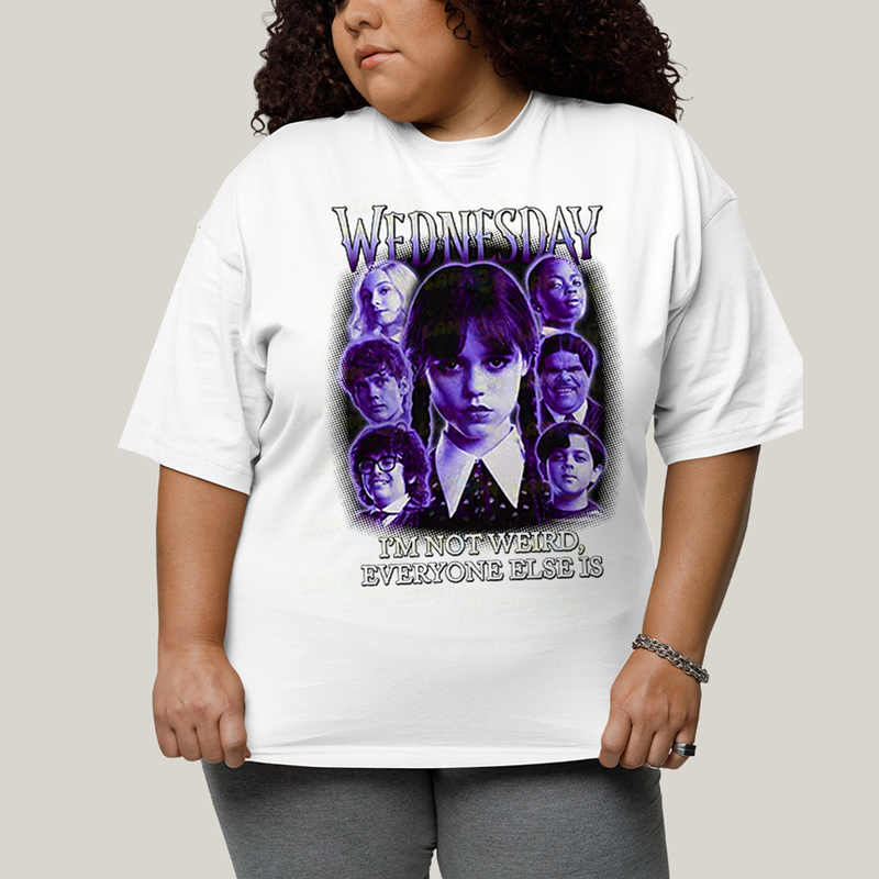 Camiseta Plus Size Algodão Unissex T shirt Wandinha Roxo Wednesday Eu Não Sou Estranho, Todo Mundo é
