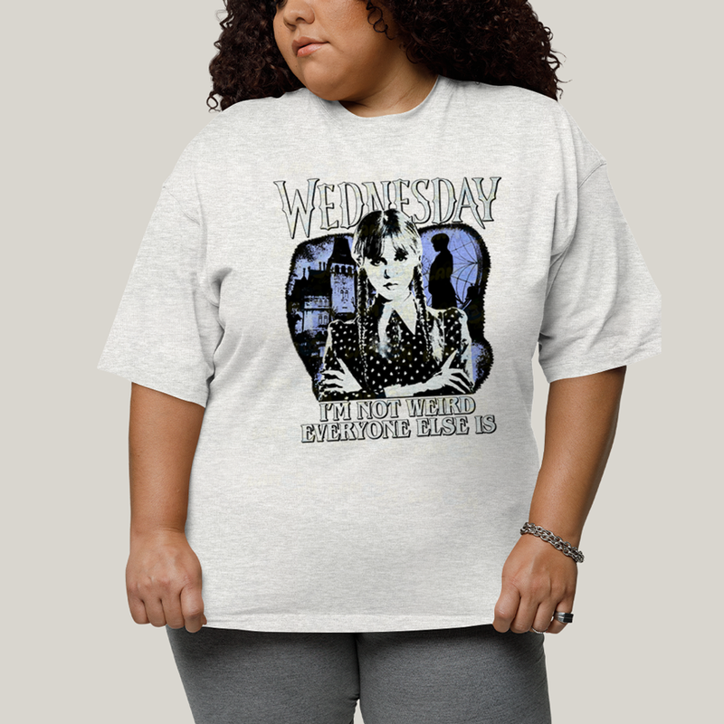 Camiseta Plus Size Algodão Unissex T shirt Wandinha Wednesday Eu Não Sou Estranho, Todo Mundo é