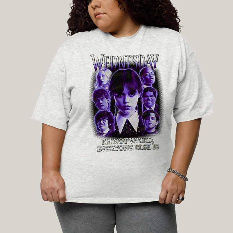Camiseta Plus Size Algodão Unissex T shirt Wandinha Roxo Wednesday Eu Não Sou Estranho, Todo Mundo é