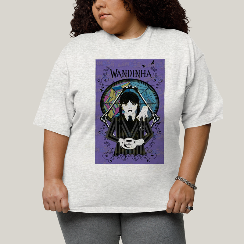 Camiseta Plus Size Algodão Unissex T shirt Wandinha Fundo Roxo