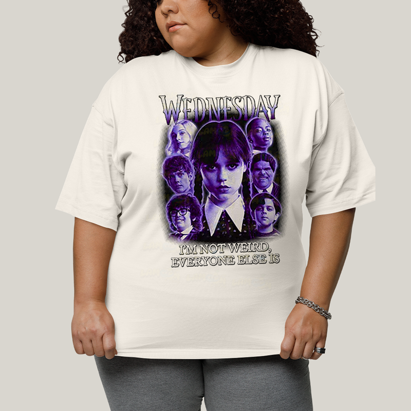 Camiseta Plus Size Algodão Unissex T shirt Wandinha Roxo Wednesday Eu Não Sou Estranho, Todo Mundo é