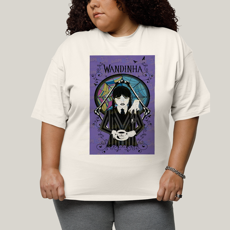 Camiseta Plus Size Algodão Unissex T shirt Wandinha Fundo Roxo