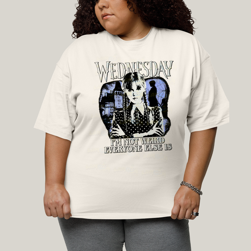 Camiseta Plus Size Algodão Unissex T shirt Wandinha Wednesday Eu Não Sou Estranho, Todo Mundo é