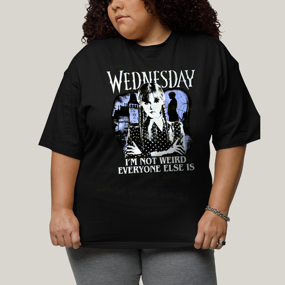 Camiseta Plus Size Algodão Unissex T shirt Wandinha Wednesday Eu Não Sou Estranho, Todo Mundo é
