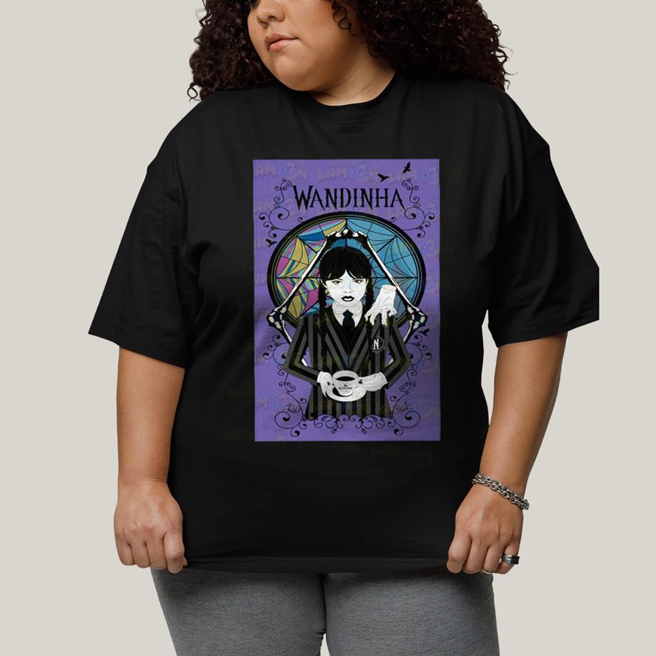 Camiseta Plus Size Algodão Unissex T shirt Wandinha Fundo Roxo