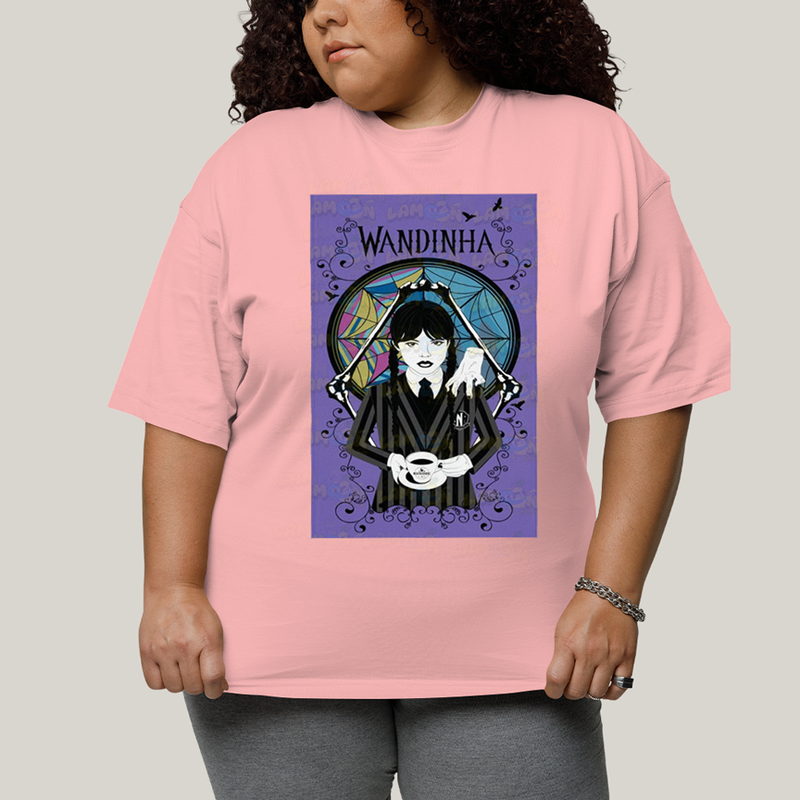 Camiseta Plus Size Algodão Unissex T shirt Wandinha Fundo Roxo