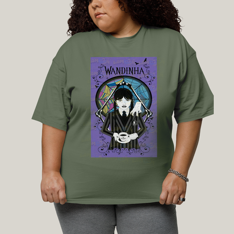 Camiseta Plus Size Algodão Unissex T shirt Wandinha Fundo Roxo