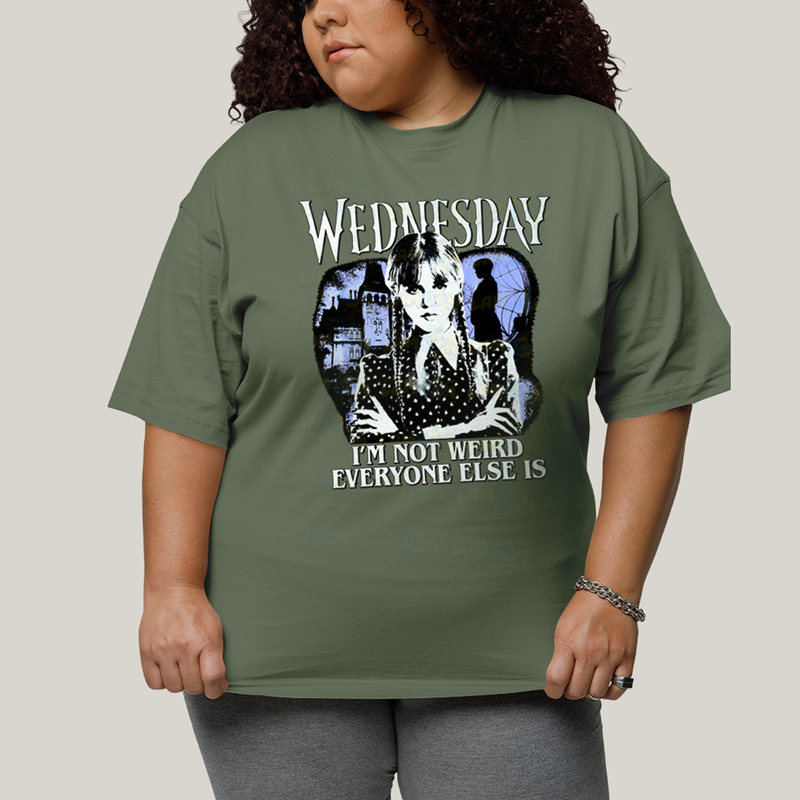 Camiseta Plus Size Algodão Unissex T shirt Wandinha Wednesday Eu Não Sou Estranho, Todo Mundo é