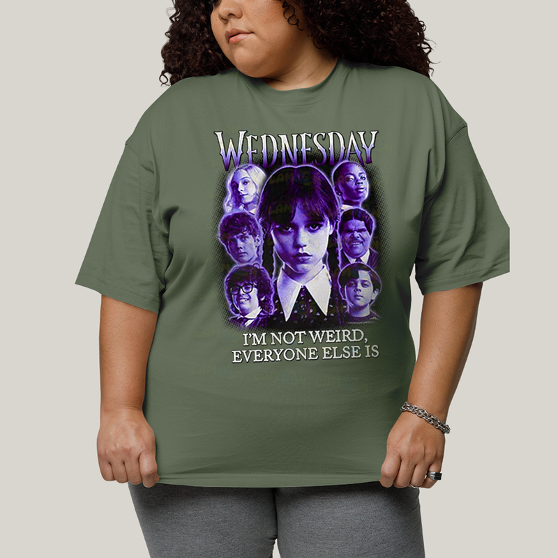 Camiseta Plus Size Algodão Unissex T shirt Wandinha Roxo Wednesday Eu Não Sou Estranho, Todo Mundo é