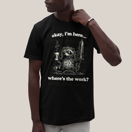 Camiseta Algodão Unissex T shirt Meme Café Ok Estou Aqui, Cadê o Trabalho