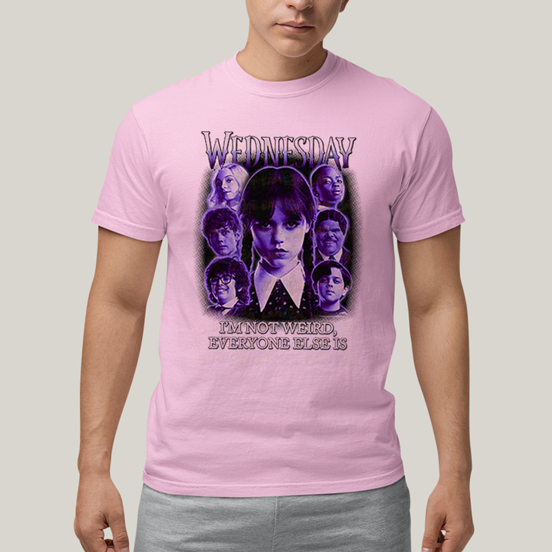 Camiseta Algodão Unissex T shirt Wandinha Roxo Wednesday Eu Não Sou Estranho, Todo Mundo é