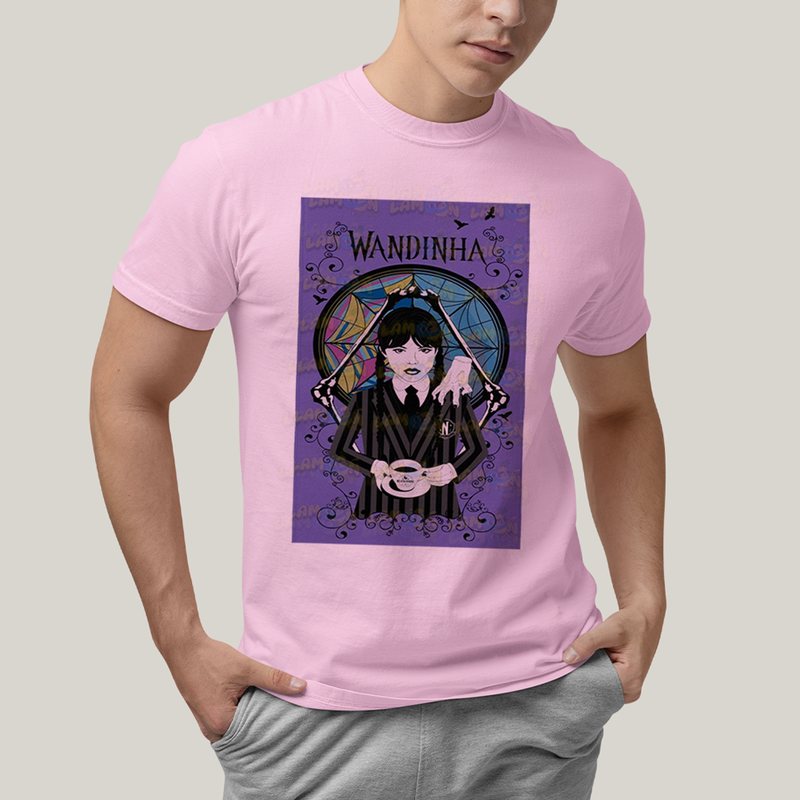 Camiseta Algodão Unissex T shirt Wandinha Fundo Roxo